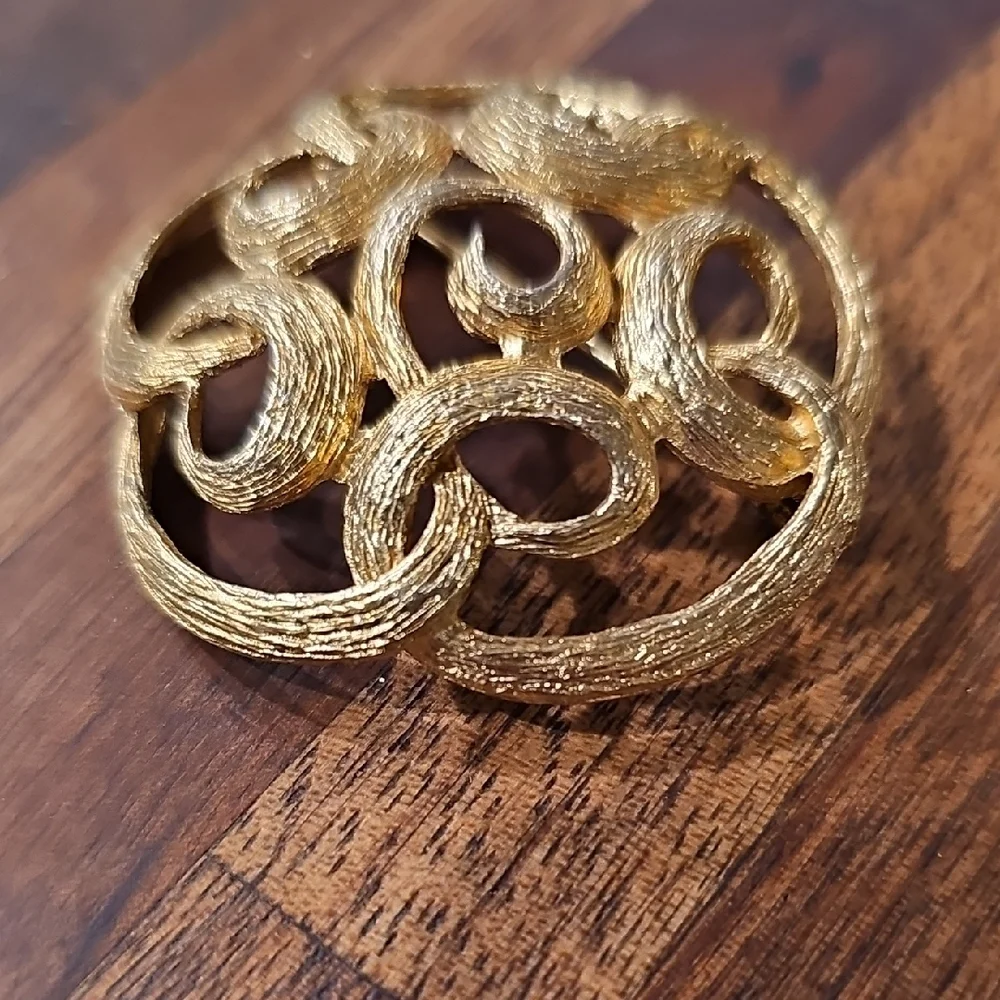 VINTAGE Filigree Gold Brooch Sarah Conventry 70s RETRO jewelry Pin Knot